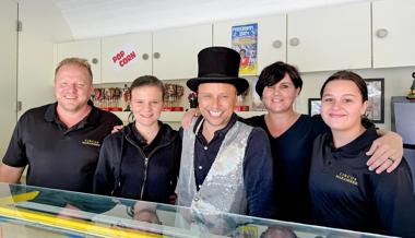 Jan Fitze im Zirkus Maramber von Ramona und Marc Berger mit ihren Kindern.