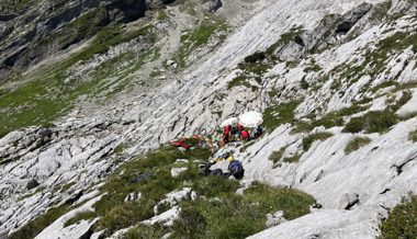 Höhlenforscher von Stein getroffen – aufwendige Bergungsaktion von zwei Verletzten