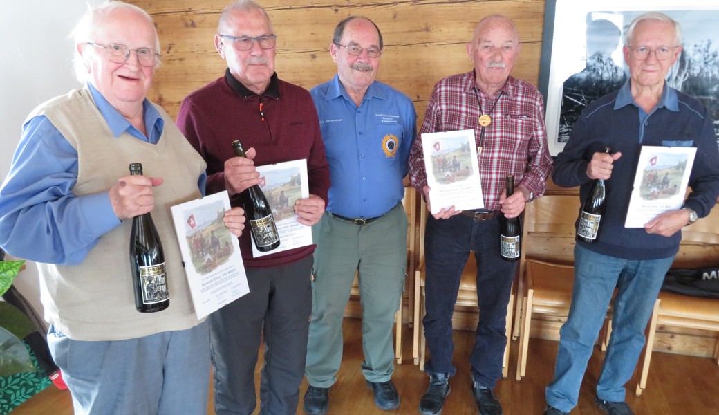 Präsident Toni Scherzinger (Mitte) mit vier der fünf  Ehrenveteranen (von links): Hansruedi Tinner (Sevelen), Robert Bösch (Wangs), Jakob Hanselmann (Buchs) und Heini Fuchs (Haag).