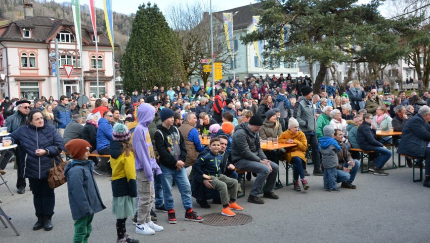  Rund 700 Menschen versammelten sich am Sonntag beim Bahnhof und hiessen Jan Scherrer in der Heimat willkommen. 