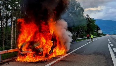 Wegen technischem Defekt: Lieferwagen brennt auf A13