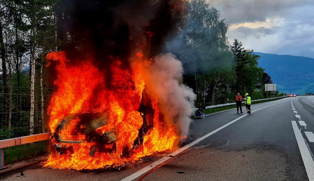 Der Lieferwagen erlitt Totalschaden.