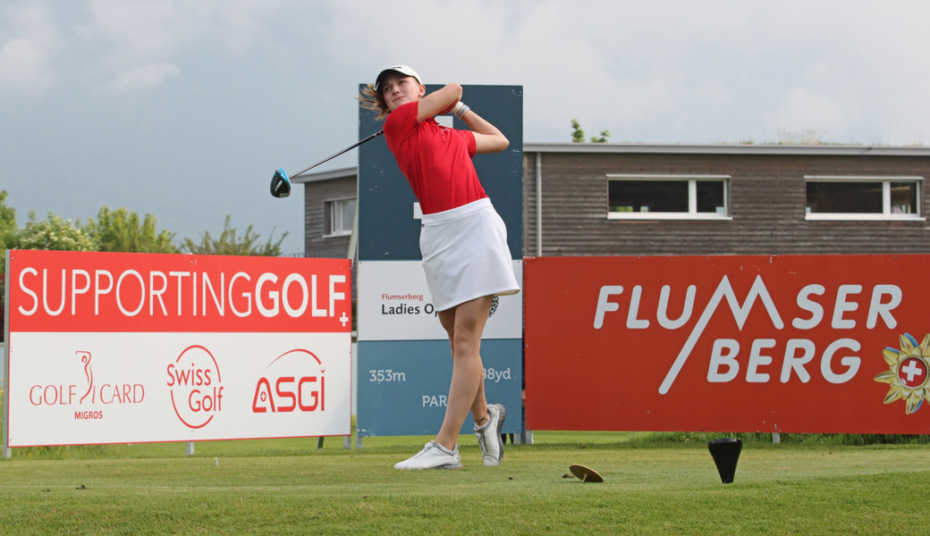 Die beste Schweizerin des Vorjahres, Sarah Übelhart, beim Abschlag an den Flumserberg Ladies Open in Gams. Das Golfpublikum kann sich live vor Ort, aber auch zu Hause auf ein attraktives Turnierformat mit einer spannenden Entscheidung um den Sieg freuen.