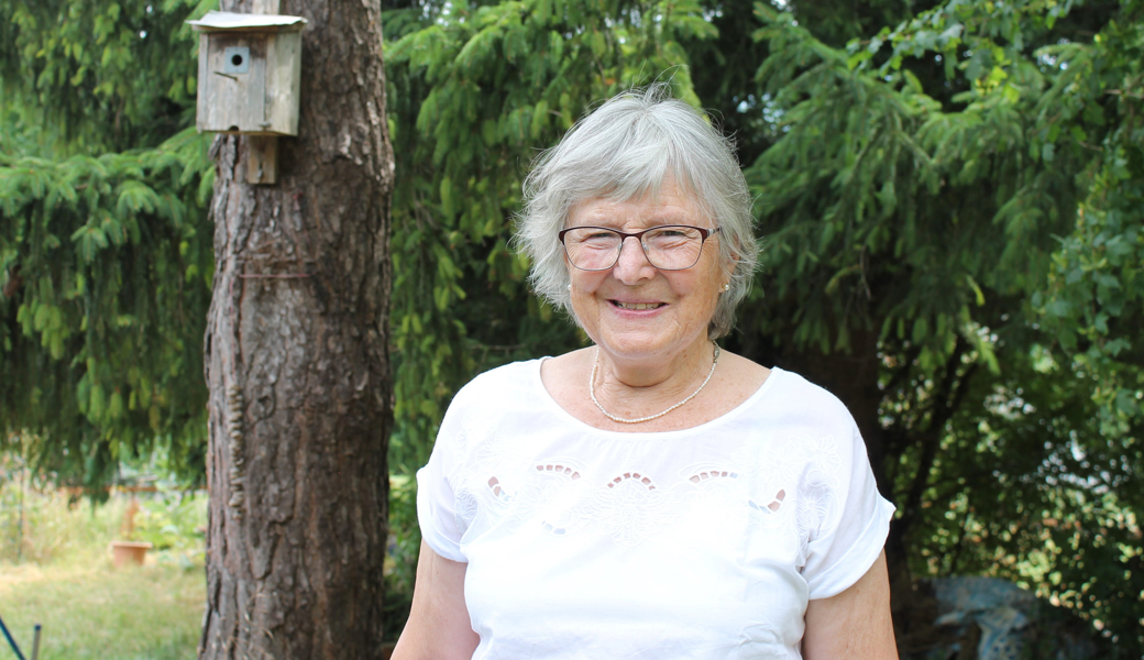 Die 75-jährige Marlis Aebi in ihrem Garten in Lienz: «Ich möchte die intensive Zeit des Theaterspielens nicht missen.»