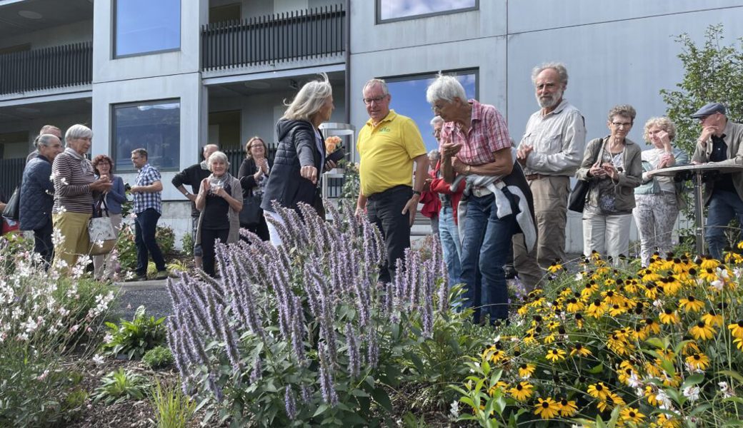  Gespannt lauschen die Bewohnerinnen und Bewohner Christian Müller von der Müko Gartengestaltung zu. 