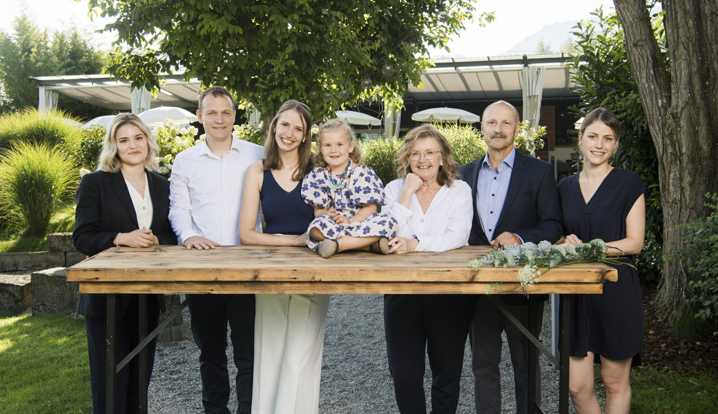 Zwei Wirtegenerationen auf einem Bild. Von links: Sarah Schöb, Simon und Kathrin Benz-Schöb mit Madlaina, Luzia und Werner Schöb sowie Teresa Schöb.