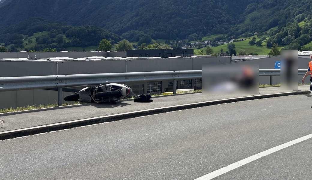 Die Rollerfahrerin wurde unbestimmt verletzt.