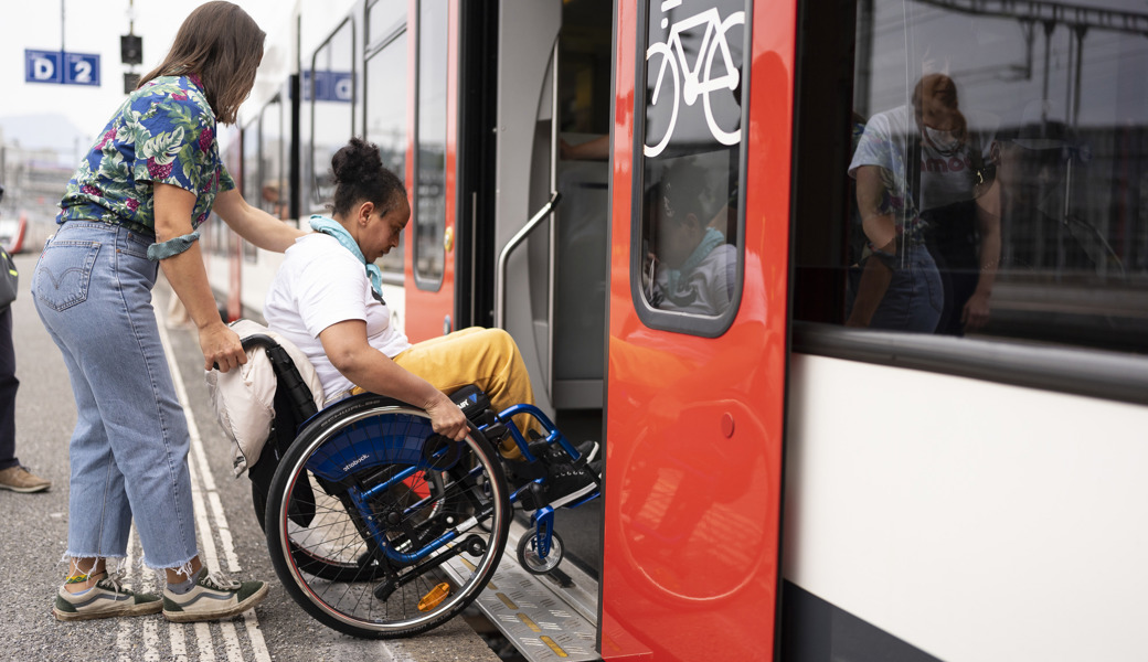 Schweizweit sind erst knapp 1100 von 1800 Bahnhöfen ans Behindertengleichstellungsgesetz angepasst.