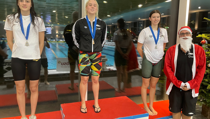 Siegerehrung 100 Meter Brust: Leonie Menzi vom SC Flös Buchs (rechts) erreicht Platz drei.