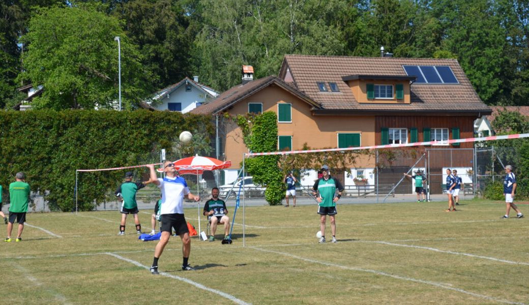  Voller Einsatz der Damen und Herren auf dem Faustballfeld in Salez im Jahr 2018. 