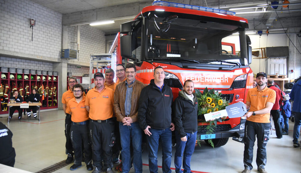  Schlüsselübergabe mit (von rechts) Marco Bertoldi, Feuerwehrkommandant; Peter Brunner und Marc Frauchiger von der Lieferfirma Vogt; Bertrand Hug, Gemeindepräsident, sowie die Beschaffungskommission. 