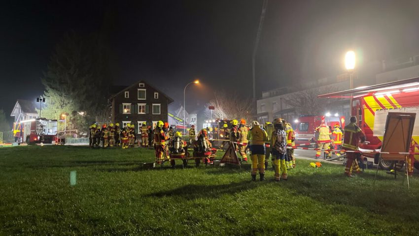  Rund 80 Angehörige der zuständigen Feuerwehren standen im Einsatz. 