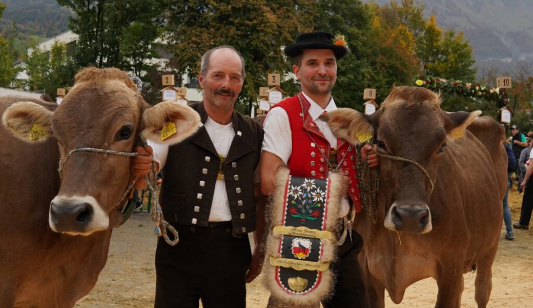  Hans Scherrer (links) und Sohn Roman konnten mit ihrer Kuh Sonja (ganz rechts) den Titel «Miss Gams» gewinnen. 