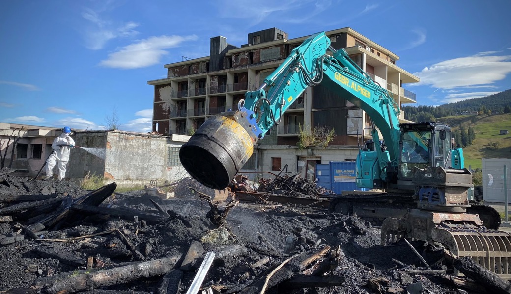 Am Montag, 7. Oktober, haben die Rückbauarbeiten der Brandruine beim ehemaligen Hotel Acker in Wildhaus begonnen.