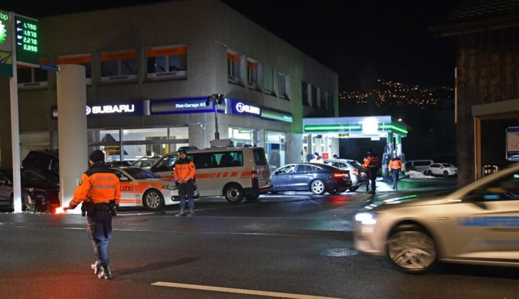  Die Lichtkontrolle der Kantonspolizei zusammen mit dem TCS und der Riet Garage fand am Mittwochabend statt. Bilder: Heini Schwendener