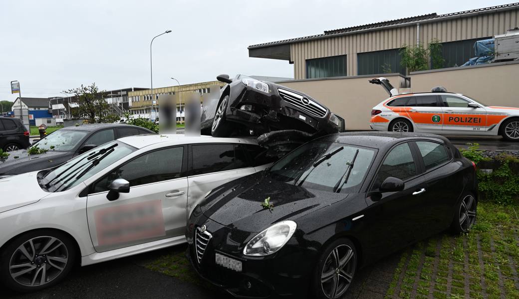 Das Auto kam auf mehreren parkierten Autos zum Stillstand.