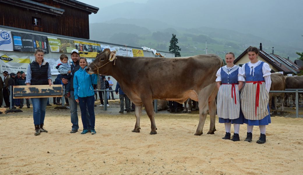 Die frischgebackene «Miss Werdenberg», Salome, mit der Besitzerfamilie Lenherr aus Sax.