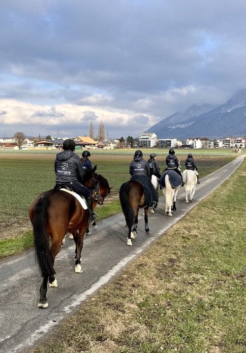  In einheitlichem Tenue machten sich die Reiterinnen auf den Weg. 