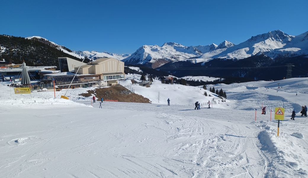 Auf dieser Piste, die mit einem Fussgängerweg kreuzt, stürzte der Mann. Links ist die Mittelstation.