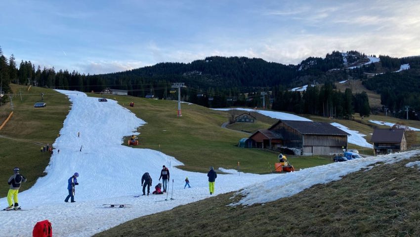  Zwei weisse Schneebänder ziehen sich zum Wildhauser Oberdorf.