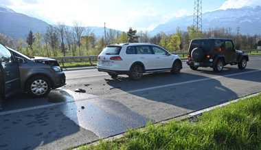 Auffahrunfall mit drei Fahrzeugen auf Autobahn