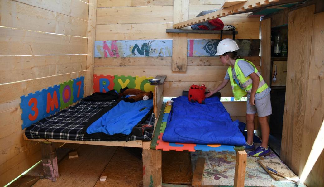 Die Kinder haben in ihren Hütten extra Betten gebaut. 