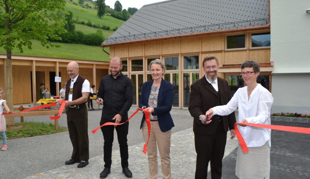  Offizielle Eröffnung des Kirchgemeindehauses in Alt St. Johann (von links): Baukommissionspräsident Heinz Feuer, Architekt Michael Fenk, Kirchgemeindepräsidentin Yvonne Brügger, Pfarrer Tobias Claudy und Pfarrerin Eva Anderegg. 