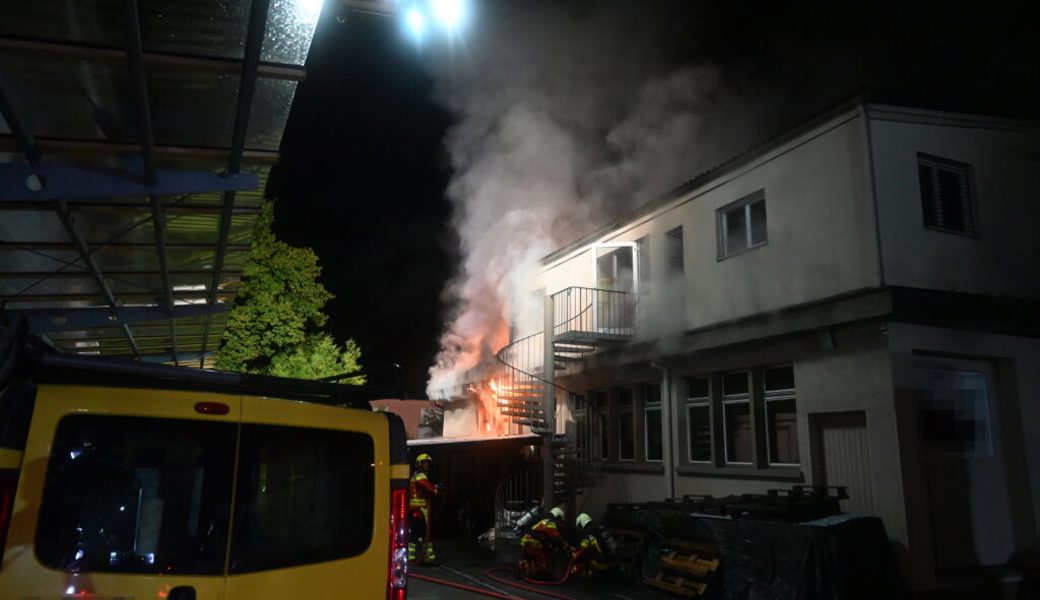  Die zuständige Feuerwehr stand mit rund 50 Personen im Einsatz. Verletzt wurde niemand. 