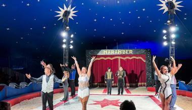 Jan Fitze (l.) und die Artisten des Zirkus Maramber in der Manege.