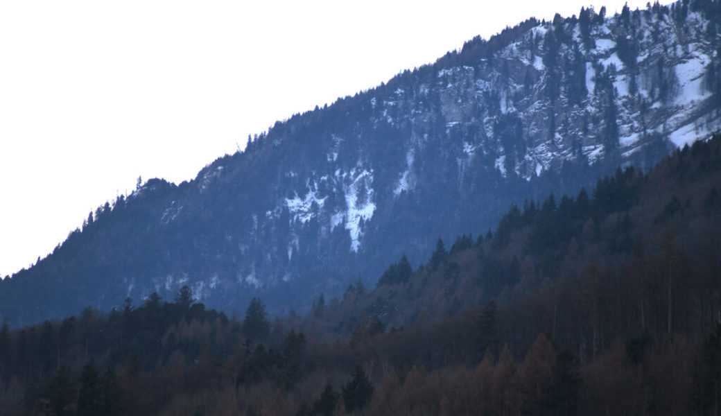  Das aktuelle Schneekreuz (Bildmitte) am Felsabhang der Werdenberger Bergkette ist gut zu erkennen. 