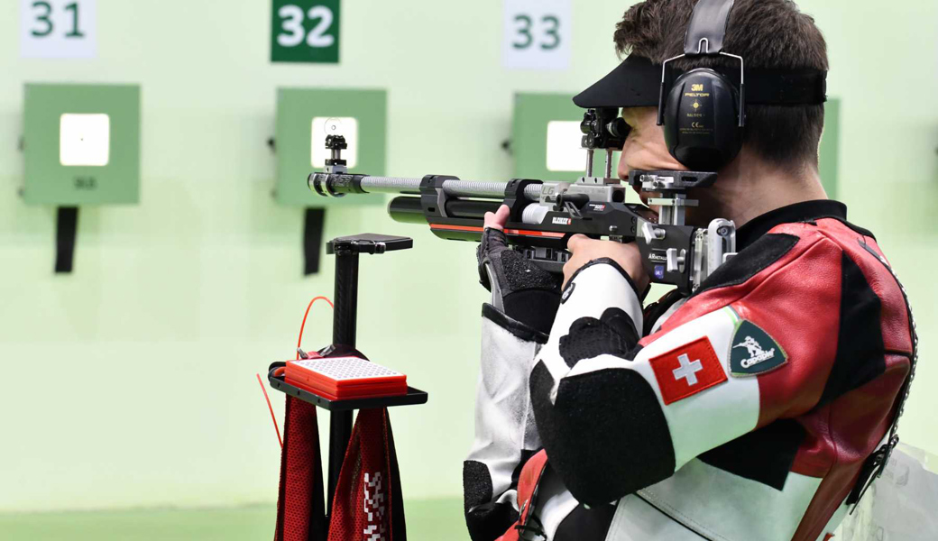 20. August: Christoph Dürr ist dem grossen Ziel einen grossen Schritt näher gekommen: Mit Rang fünf an der WM in Baku (Aserbaidschan) in der Disziplin Gewehr 50 Meter Dreistellung sicherte er der Schweiz einen Quotenplatz für die Olympischen Spiele 2024 in Paris. An derselben Wettkampfstätte holte er drei Tage später WM-Silber im Mixed-Wettkampf Liegend (50 Meter Gewehr) mit Sarina Hitz.