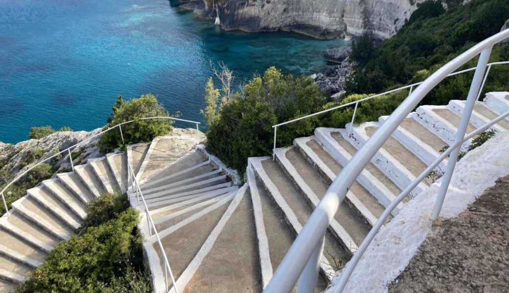  Von menschenleeren Stränden und Buchten träumen einige Reisende, die am Flughafen stundenlang anstehen. Belohnt werden sie in der Regel am Zielort: Balearen, Griechenland (Bild), Türkei und Kroatien gehören zu den Lieblingsdestinationen. 