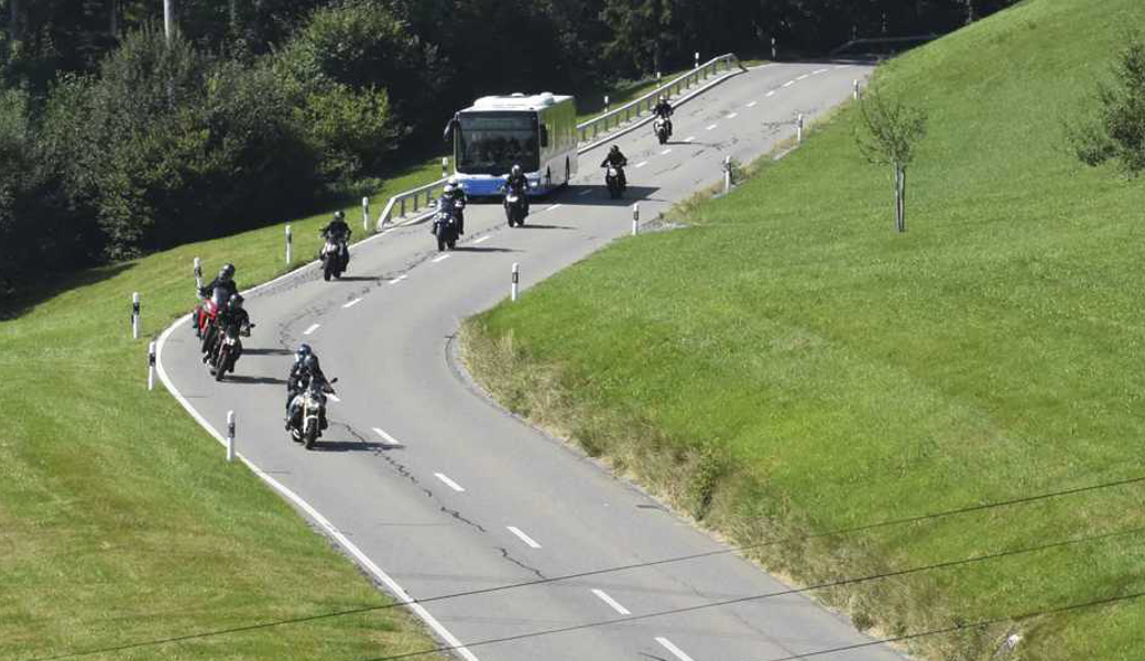 Ursprünglich wurde der Saumpfad über den Stoss von den Vasallen des Abtes genutzt, um Abgaben der Untertanen einzutreiben. Inzwischen prägen Berufs- und Freizeitverkehr die bei vor allem bei Motorradfahrern beliebte Stossstrasse.