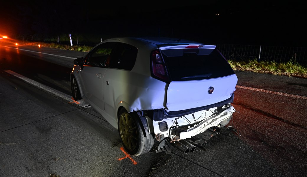 Eines der verunfallten Autos kam auf dem Überholstreifen zum Stehen.