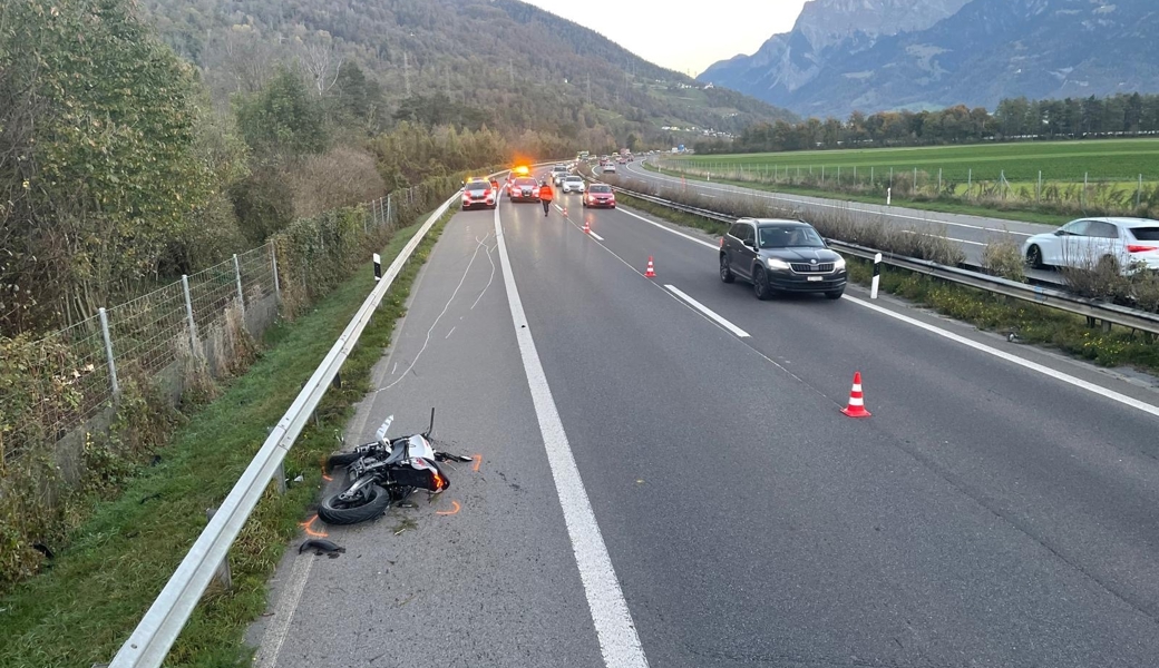 Motorradfahrer fährt von hinten in Lastwagen – Zeugenaufruf