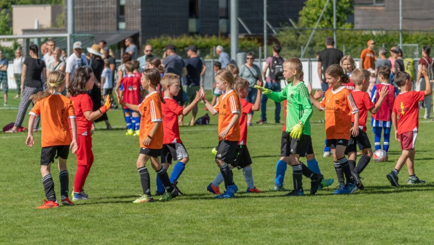  Der Nachwuchs schenkte sich auf dem Fussballplatz nichts - doch nach den Partien reichte man sich freundschaftlich die Hand. 