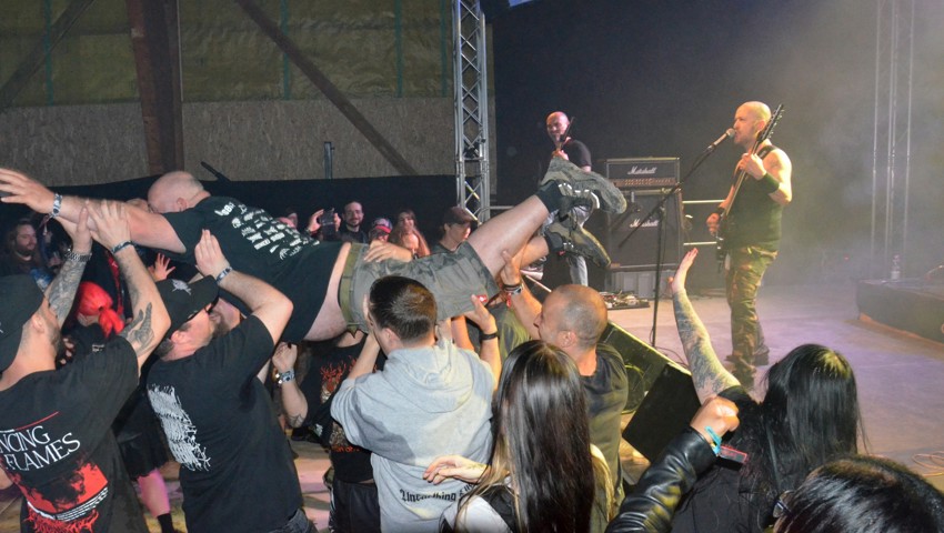 Bei einem richtigen «Brutal Death Metal»-Konzert darf das Stagediving nicht fehlen.