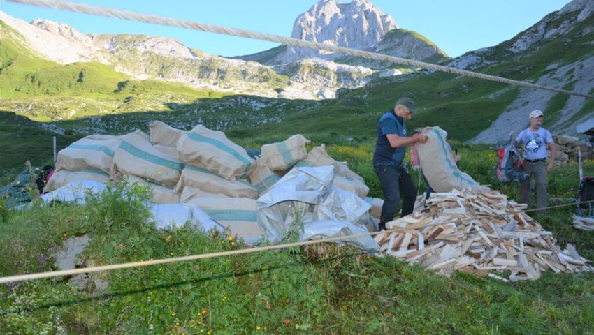  Das von den älteren SAC-Mitgliedern vorbereitete Holz musste ab der Chreialp zur Zwinglipasshütte hochgetragen werden. 