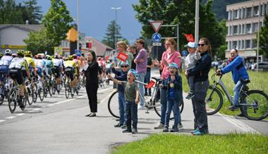 Tour de Suisse: Geschenke jagen und Fahrer anfeuern
