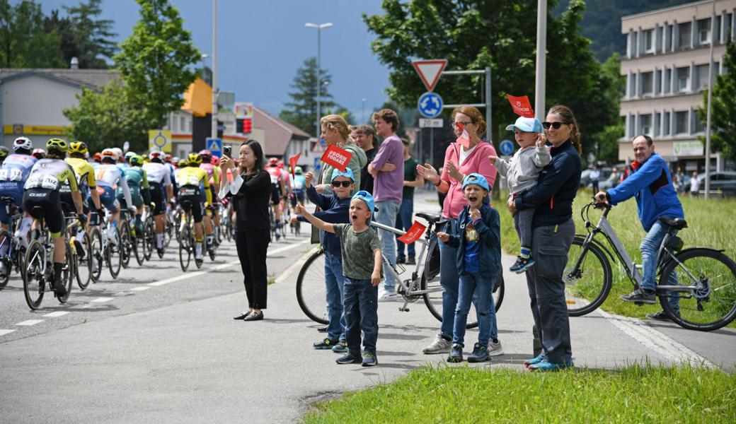 Typische Szene an der Tour de Suisse: Die einen feuern das Peloton lautstark an, andere filmen stumm die Radrennsportler. 