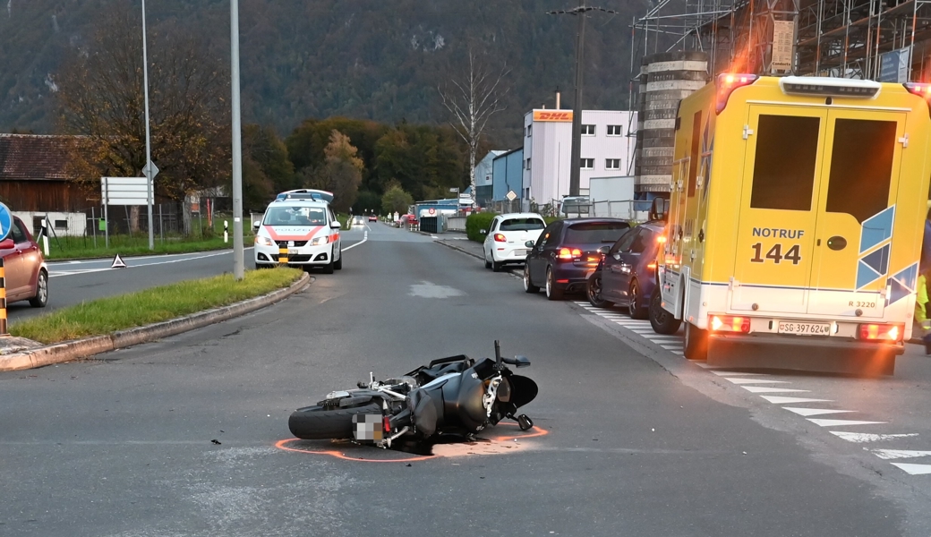 Der Motorradfahrer wurde beim Unfall verletzt. 