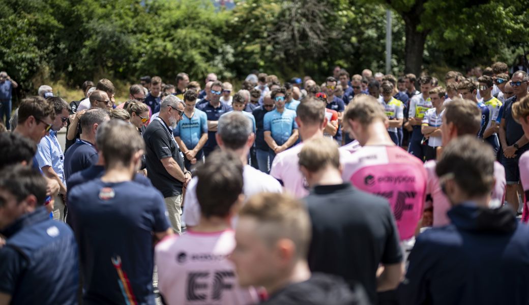 «Die Welt hört auf, sich zu drehen»: Tourdirektor Olivier Senn (Mitte, mit Bart) gedenkt mit den Fahrern des verunglückten Gino Mäder.