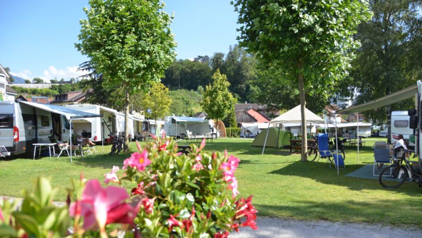  Alternative zum Wildcampen: Das Zelt auf einem offiziellen Campingplatz aufstellen. 