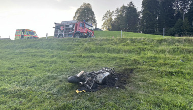 Schwerer Motorradunfall auf der Stossstrasse: Zwei Tote und ein Schwerverletzter