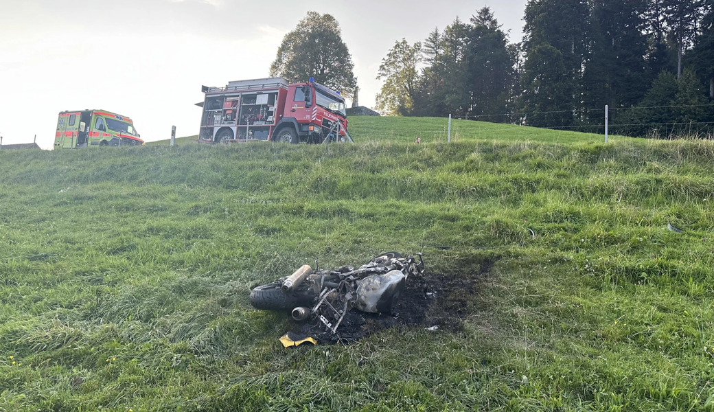 Schwerer Motorradunfall auf der Stossstrasse: Zwei Tote und ein Schwerverletzter