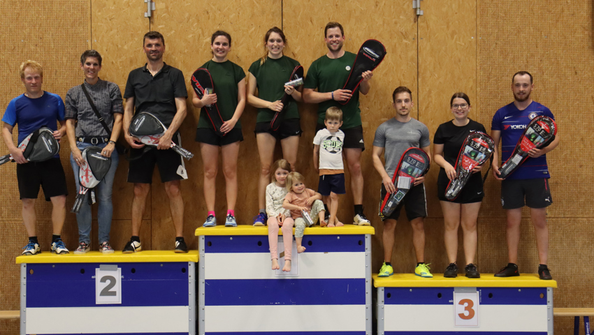 Das Siegertrio des Crossminton-Turniers anlässlich des Grabser-Cups (von links): Recyclbar I, 10 Choschtlig Edelstää III und Volltreffer II.