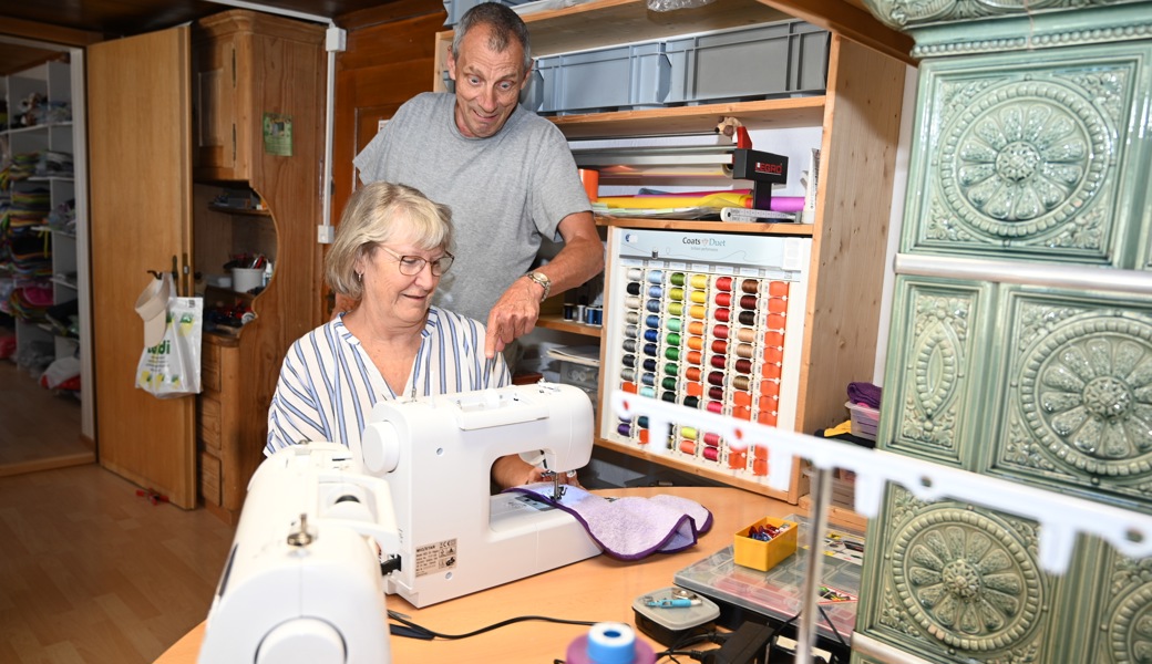 Yvonne und Gregory Kaiser halten eine strikte Arbeitsteilung ein: Sie näht, er stickt.