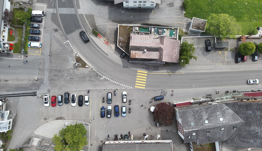 In Wildhaus kam am Pfingstmontag ein Motorradfahrer auf der Hauptstrasse zu Fall, nachdem ihm eine Autofahrerin die Vorfahrt genommen hat.