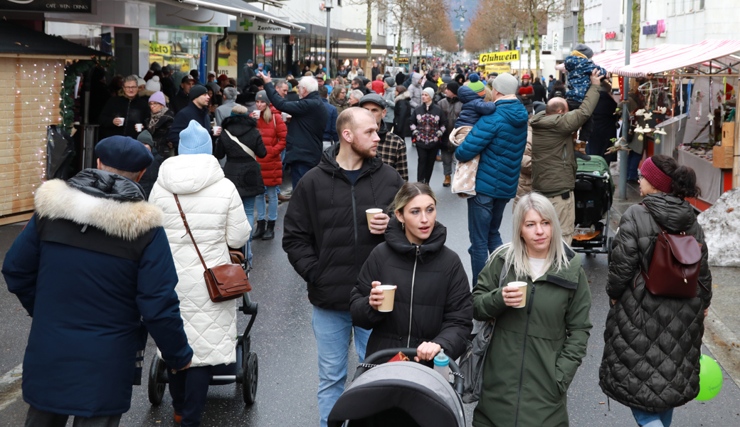 Zahlreiche Besucherinnen und Besucher des Geschenksonntags genossen die autofreie Zone auf der Bahnhofstrasse in Buchs. Neben der Einkaufsmöglichkeit wurde vor allem die Einkehrmöglichkeit rege genutzt. Dazu gab es Spiel und Spass für Kinder sowie einiges an Weihnachtsmusik zu hören.