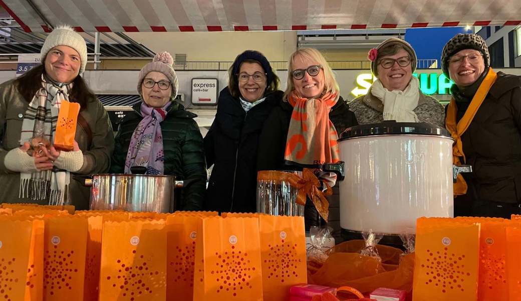 Soroptimistinnen des Clubs Bad Ragaz bei ihrer Standaktion «Orange Days» in Buchs. Bilder: PD